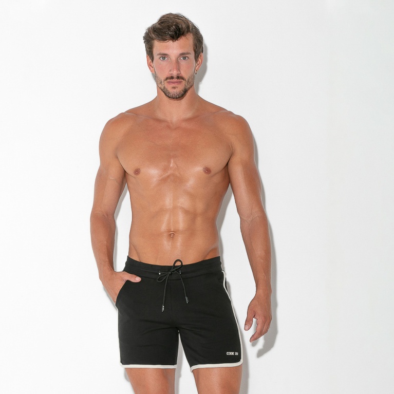 Focus short black